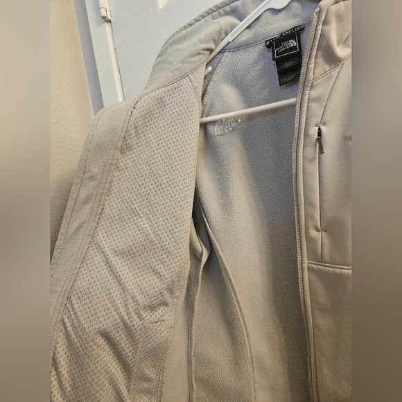The North Face Jacket, Lined Fleece, Wind Resistant, Light Gray, Size Small - Picture 5 of 5